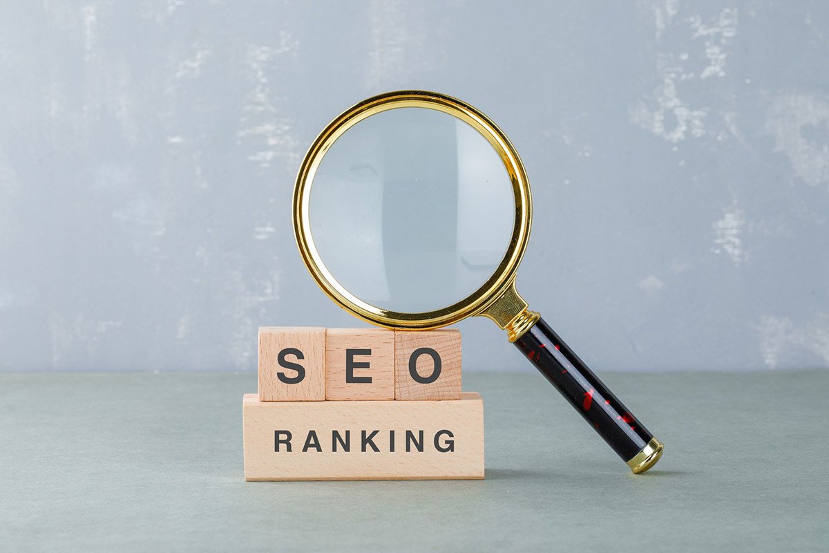 Günümüzde yalnızca şık görünen bir web sitesine sahip olmak yeterli değil; sitenizin aynı zamanda arama motorlarının kriterlerine uygun şekilde tasarlanmış olması gerekiyor. SEO (Search Engine Optimization) dostu web tasarım, kullanıcı deneyimini en üst seviyeye çıkarırken, Google’da üst sıralarda yer almanızı sağlayan stratejik bir yaklaşımı ifade eder.