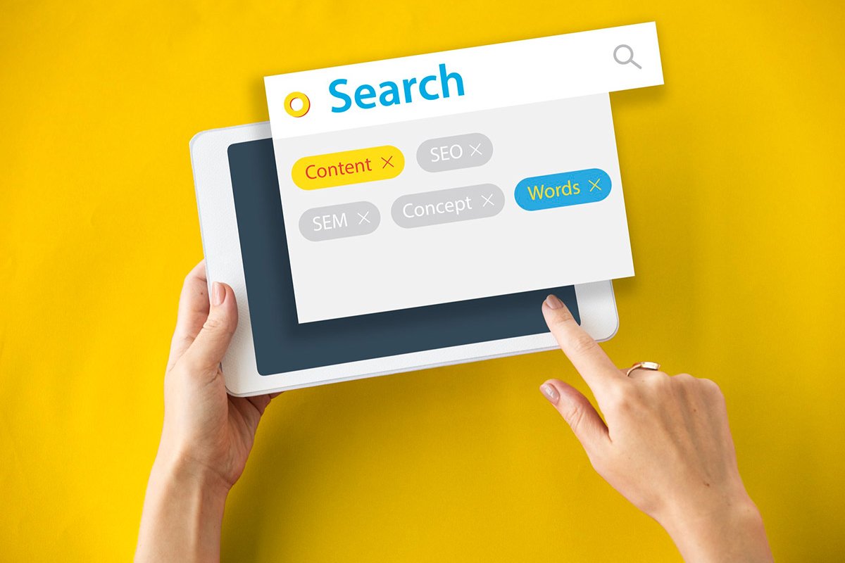 Dijital dünyada başarı, yalnızca güzel görünen bir web sitesine sahip olmakla sınırlı değil. Ziyaretçilerin siteye kolay erişebilmesi, hızlı yüklenmesi ve arama motorlarında üst sıralarda çıkması en az görsellik kadar önemli. İşte bu noktada web tasarımı ile SEO (Arama Motoru Optimizasyonu) arasındaki güçlü ilişki ortaya çıkıyor.